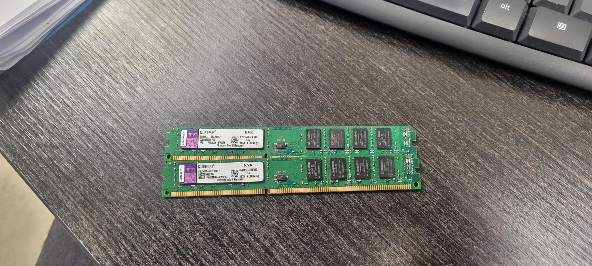 Lightly Used - Kingston 4GB DDR3 Desktop RAM 1333MHz PC3-10600 DIMM - KVR1333D3N9/4G